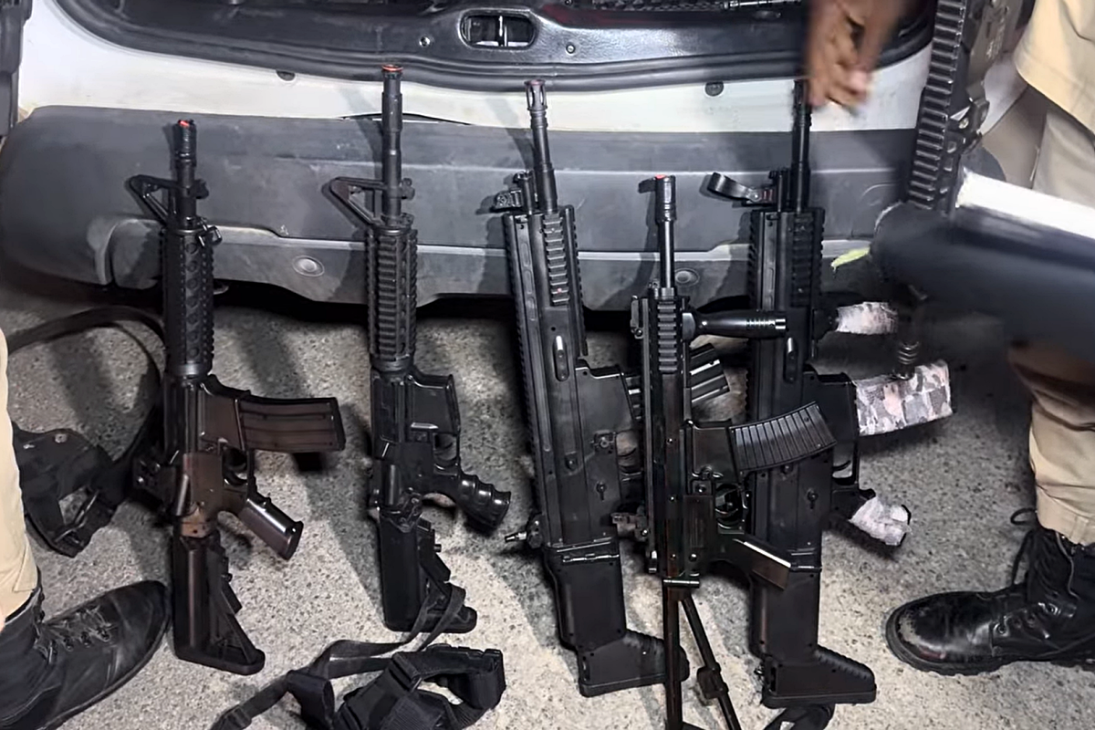 PM aborda atores com r&eacute;plicas de fuzil durante grava&ccedil;&atilde;o em bairro de Salvador. Foto: Al&ocirc; Juca