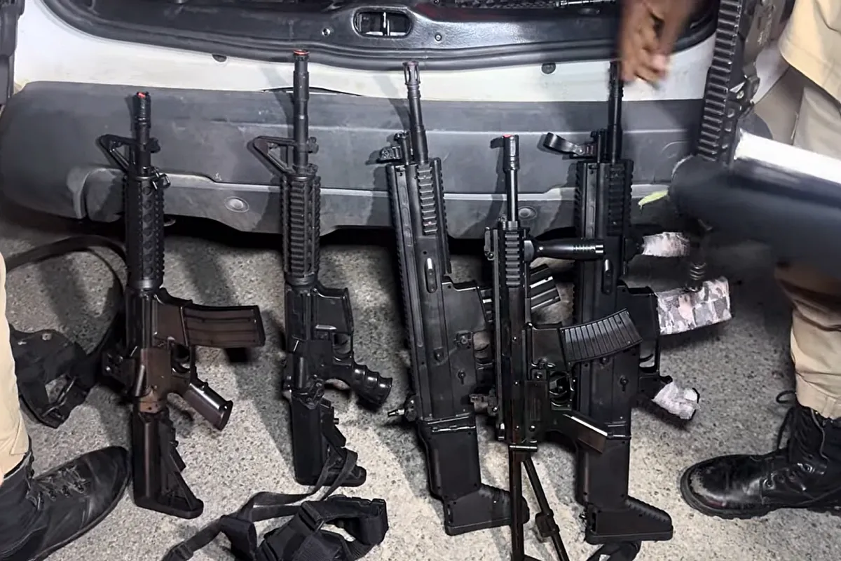 PM aborda atores com réplicas de fuzil durante gravação em bairro de Salvador