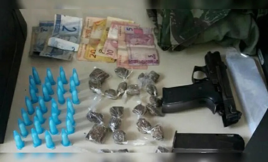 CAIU: Traficante é preso com arma espanhola, drogas e dinheiro em Monte Gordo