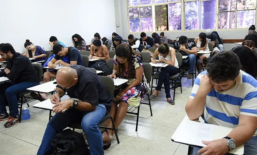 Encceja: candidatos com dificuldade de acesso podem ligar para 0800