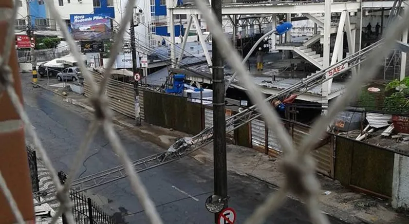 Caminhão guindaste tomba e atinge fiação da rede elétrica na Pituba