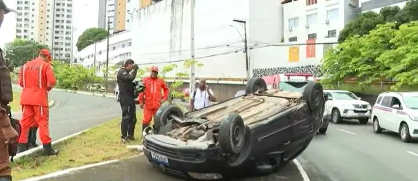 Carro capota na descida do Horto Florestal, em Salvador