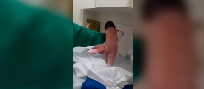 “MISERICÓRDIA!”: Recém-nascido caminha logo após o parto e viraliza na web