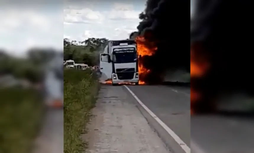 Caminhão cargueiro pega fogo na BR 116; rodovia é interditada