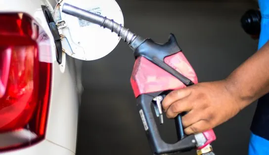 Petrobras anuncia redução de R$ 0,18 na gasolina para distribuidoras a partir de amanhã