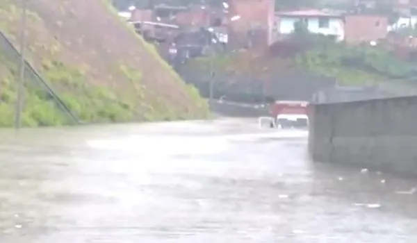 Bebidas são saqueadas após caminhão ficar preso na água no Calabetão; assista 
