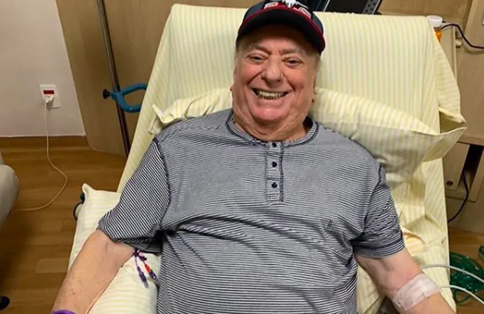 Raul Gil, de 87 anos, recebe alta após internação por diverticulite aguda