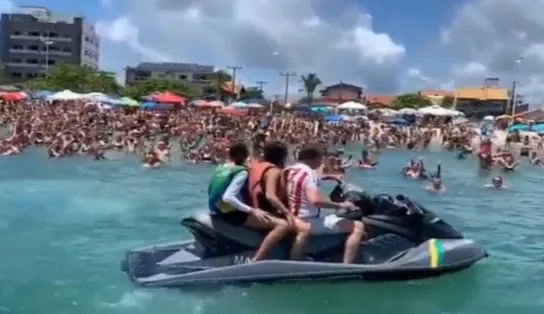 Bolsonaro volta a andar de jet ski e recebe críticas em meio à tragédia das chuvas na Bahia