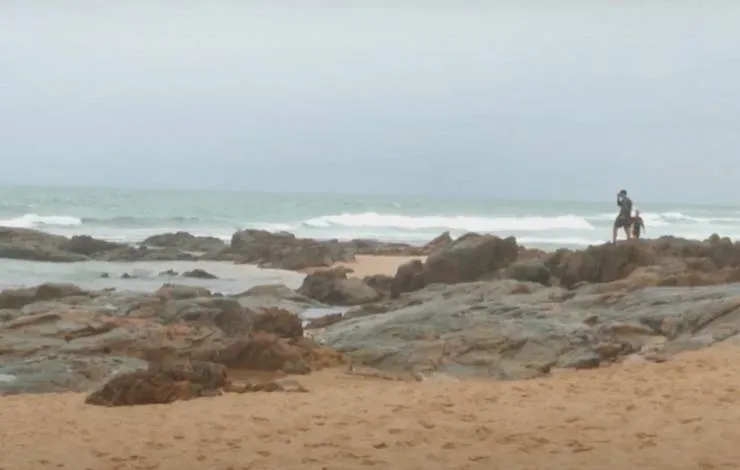 Corpo do jovem que se afogou na praia Pedra no Sal é encontrado em Itapuã
