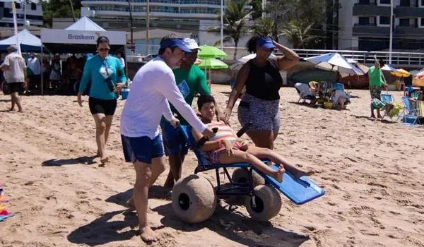 Projeto que promove banho assistido para deficientes físicos retorna em janeiro