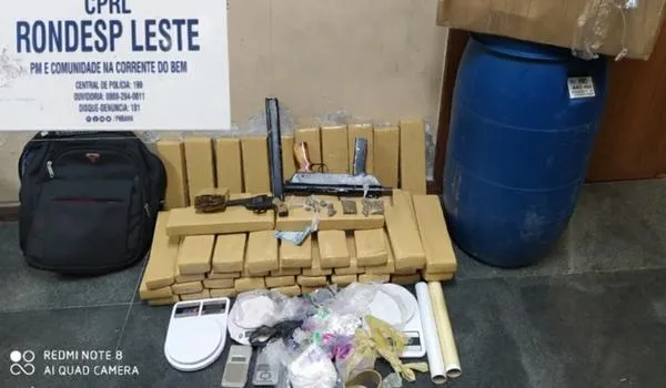 Dupla é presa em flagrante pela Rondesp com drogas, armas e munições em Feira de Santana