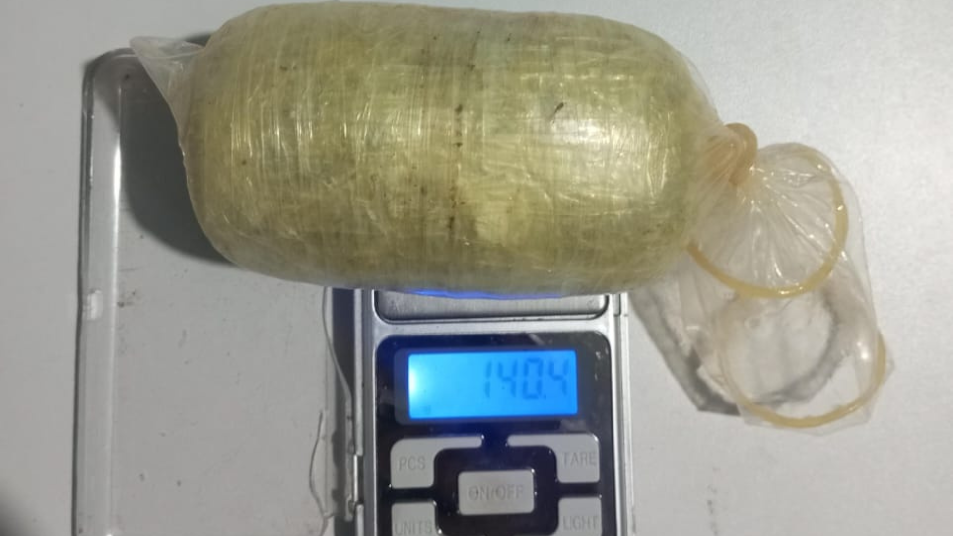 Droga escondida nas partes intimas. Foto: PMBA
