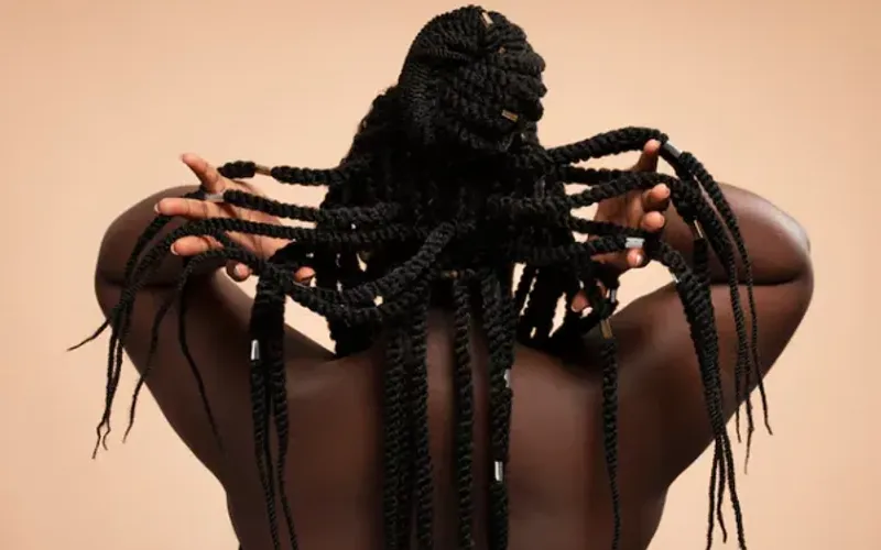 Durante as aulas, os participantes ter&atilde;o contato com os materiais utilizados na produ&ccedil;&atilde;o dos dreads e aprender&atilde;o as principais etapas para confeccionar e aplicar os penteados/Foto: Magnific