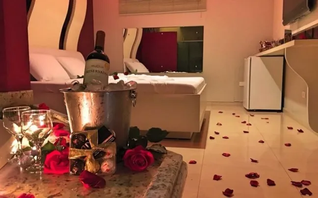 Saiba quem era o casal encontrado morto em banheira de motel