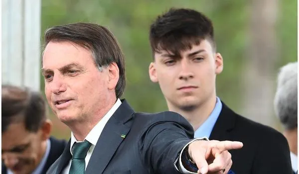 Filho "04" de Bolsonaro está com Covid-19 e apresenta sintomas leves, diz colunista