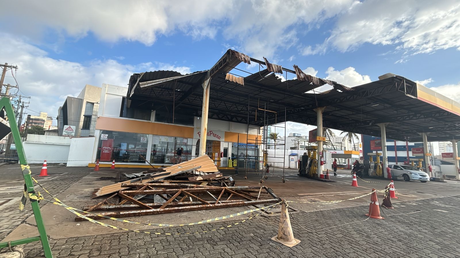 Cobertura de posto de combustíveis desaba na Pituba. Foto: Vítor Castro | TV Aratu