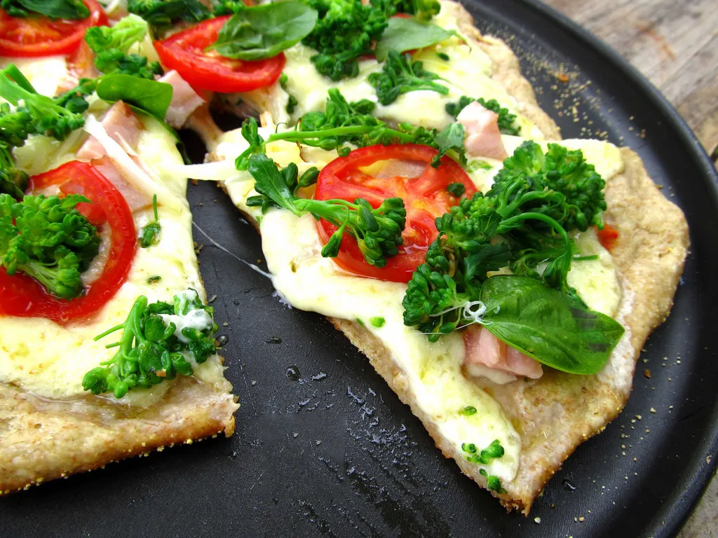 Aprenda uma receita de pizza integral e celebre o dia sem culpa