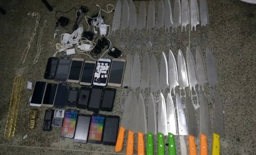 Polícia prende mulheres flagradas tentando entrar em presídio com mais de 30 facas