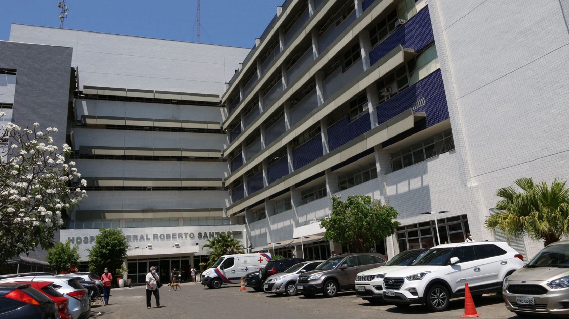 A mulher e o recém-nascido foram amparados e conduzidos ao Hospital Roberto Santos. Foto: Leonardo Rattes | Sesab