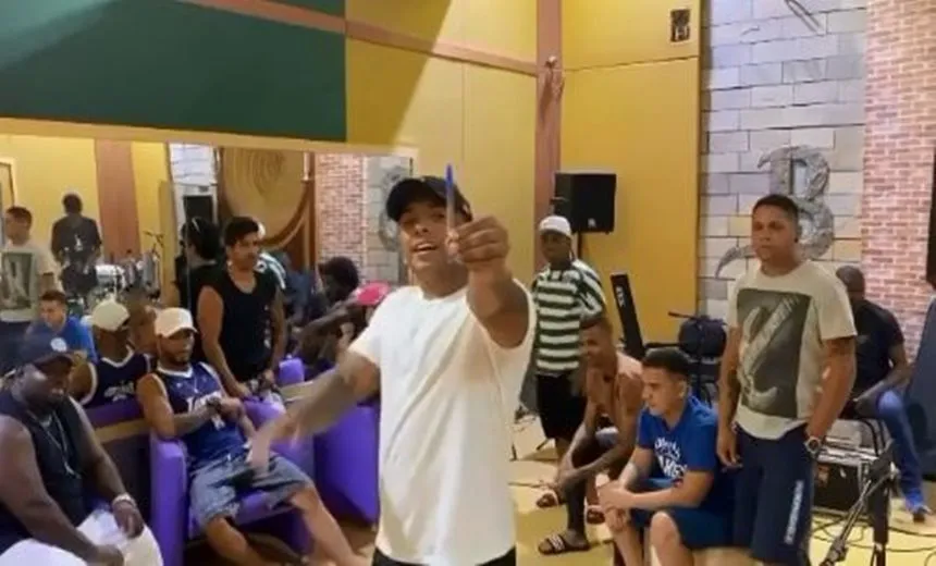 Hit viral "Caneta Azul" vira pagodão na voz de Bruno Magnata