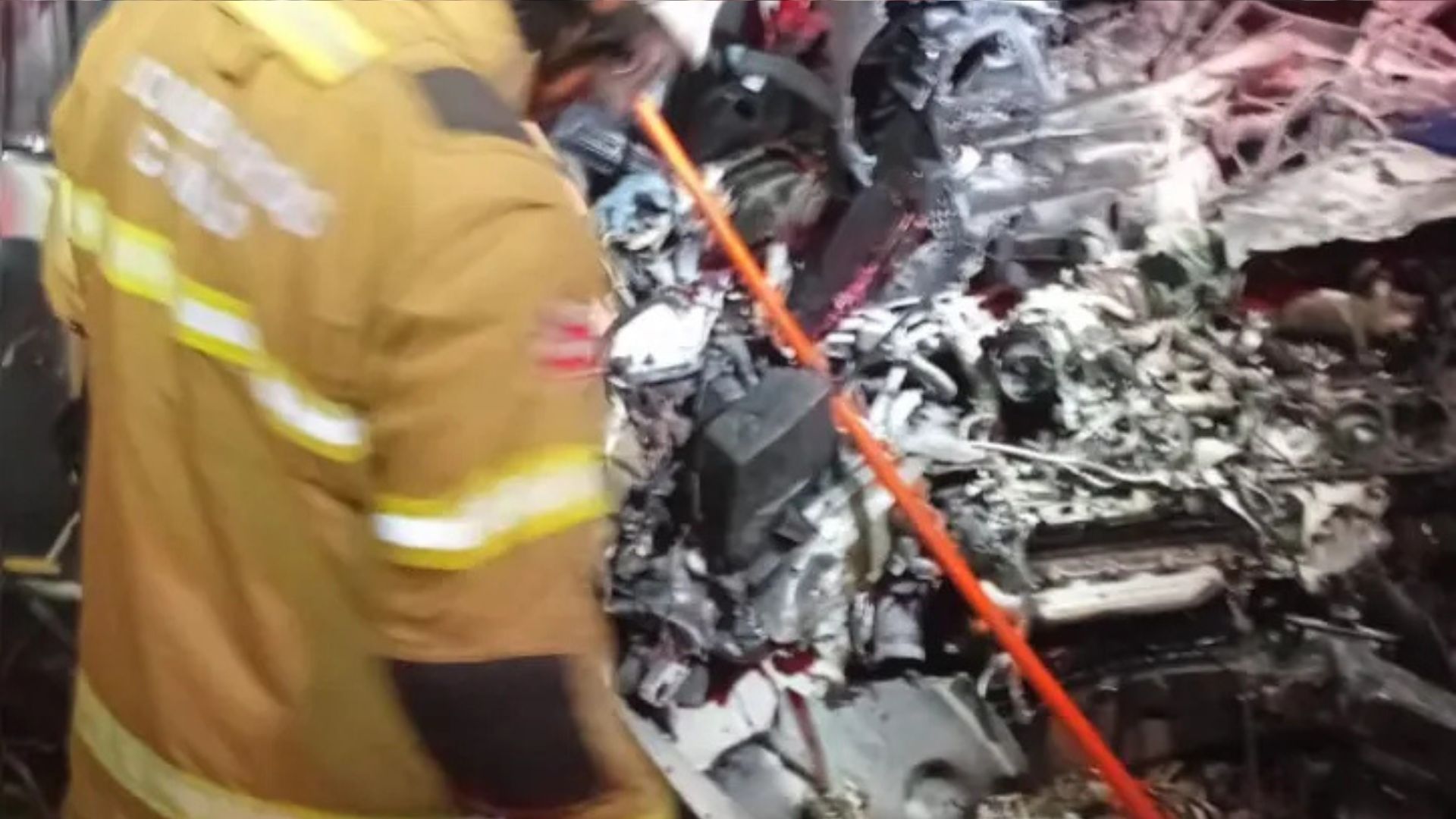 Carro ficou destruído em acidente com três mortos e três feridos. Foto: Reprodução