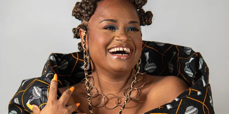 Savannah Lima é uma cantora e compositora soteropolitana, conhecida por sua voz potente e suas composições que celebram a cultura negra e as tradições baianas/Foto: Redes Sociais 