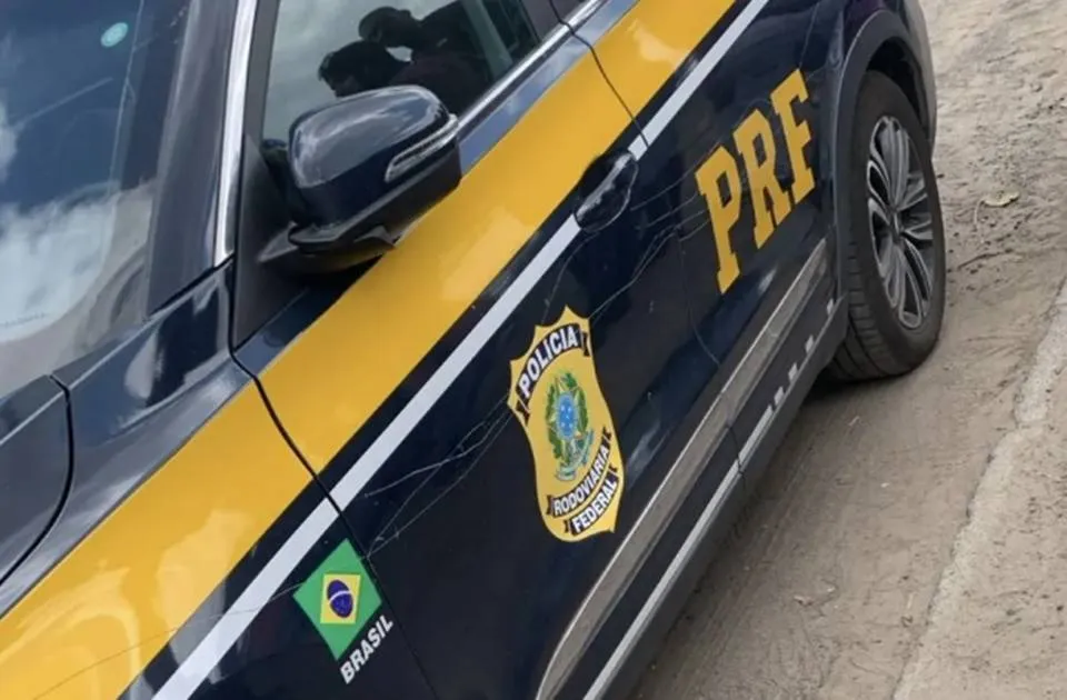 Viatura da PRF tem lateral riscada durante protesto de motociclistas por aplicativo
