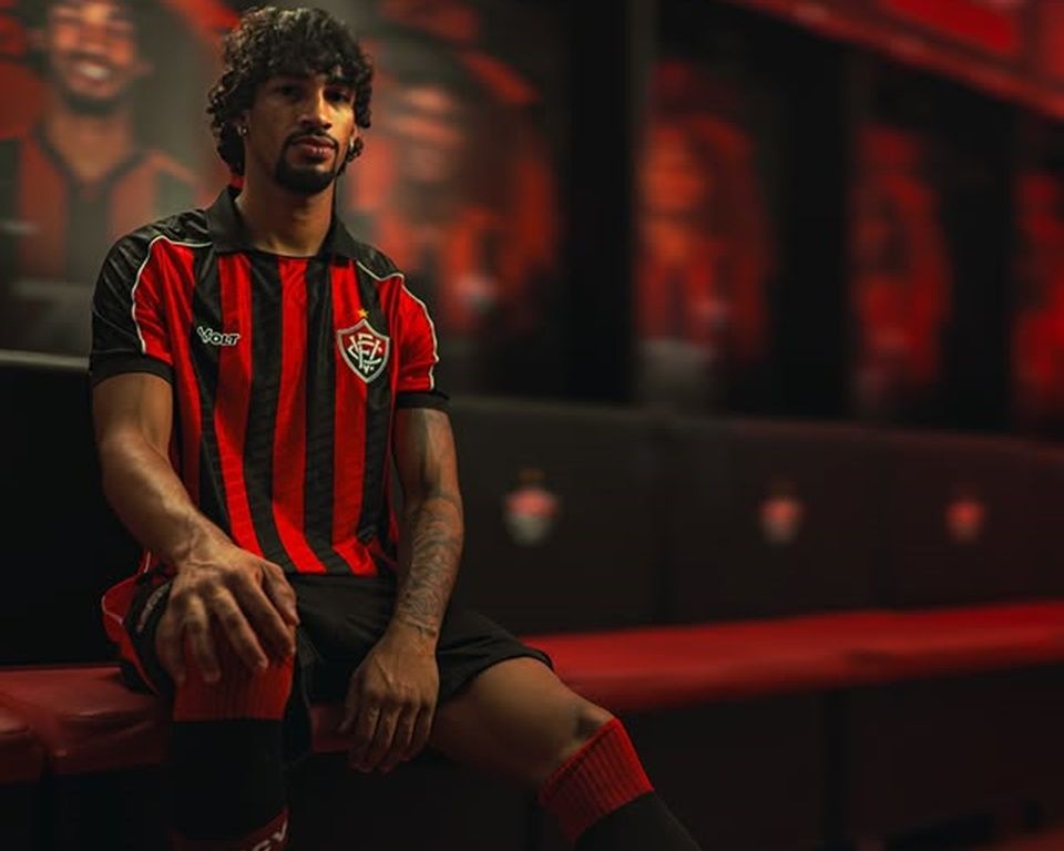 A campanha de divulgação do novo uniforme do Vitória contou ainda com outros atletas além de Matheuzinho, como Fabri e Baralhas. Foto: Divulgação