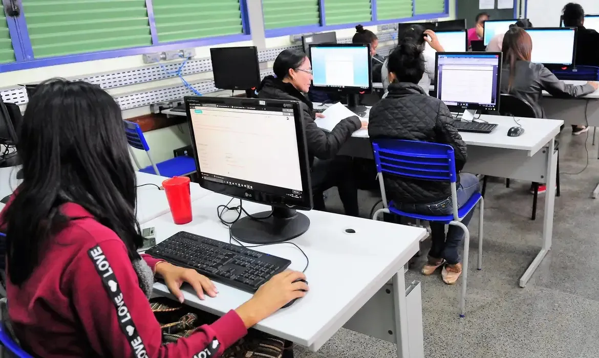 Professores na Bahia relatam desafios de ensinar em tempos digitais