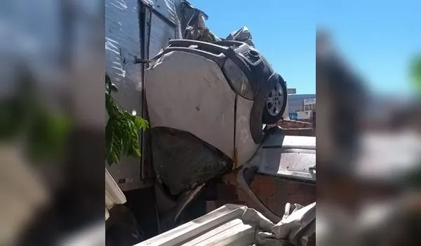 Seis pessoas ficam feridas após caminhão atingir imóveis e lava-jato no sudoeste da Bahia