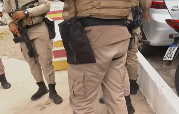 Homem com tornozeleira eletrônica é preso por PMs na região da Gamboa, em Salvador