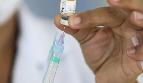 Em um ano de vacinação, quase 70% dos brasileiros já tomaram 2 doses, aponta Fiocruz
