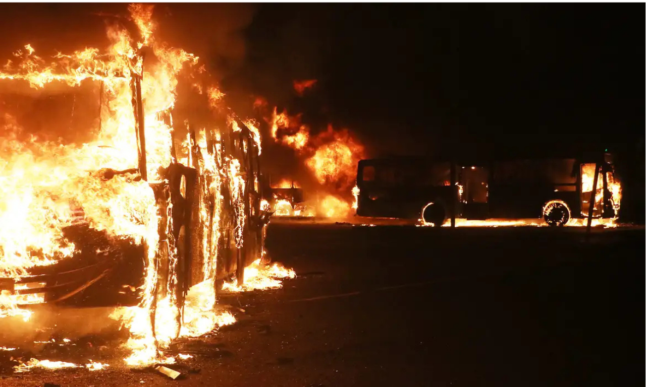Homem em situação de rua provoca incêndio em 8 veículos de leilão. Foto: Imagem Ilustrativa | Agência Brasil