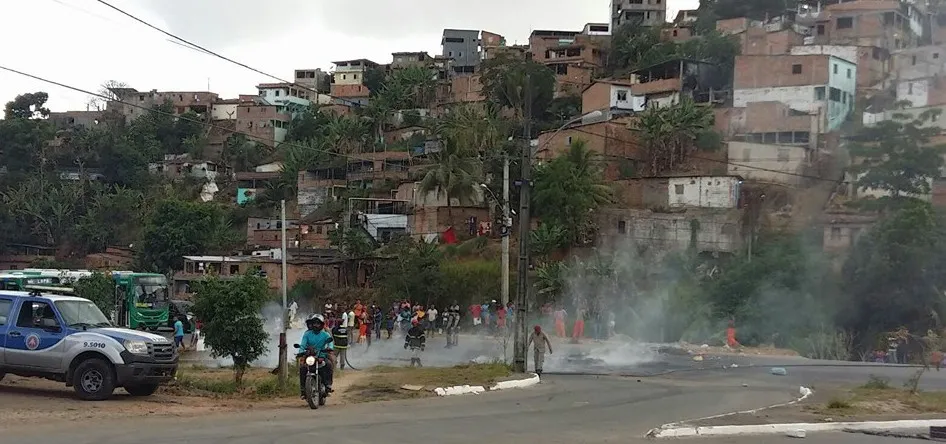 Protesto contra assassinato de adolescente interdita trânsito na Via Regional