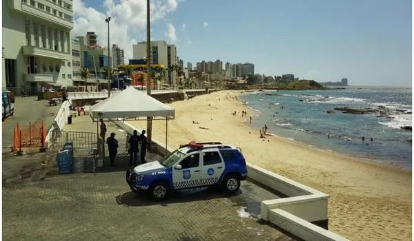 Instaladas pela Prefeitura, barreiras na Praia do Farol da Barra começam a funcionar 