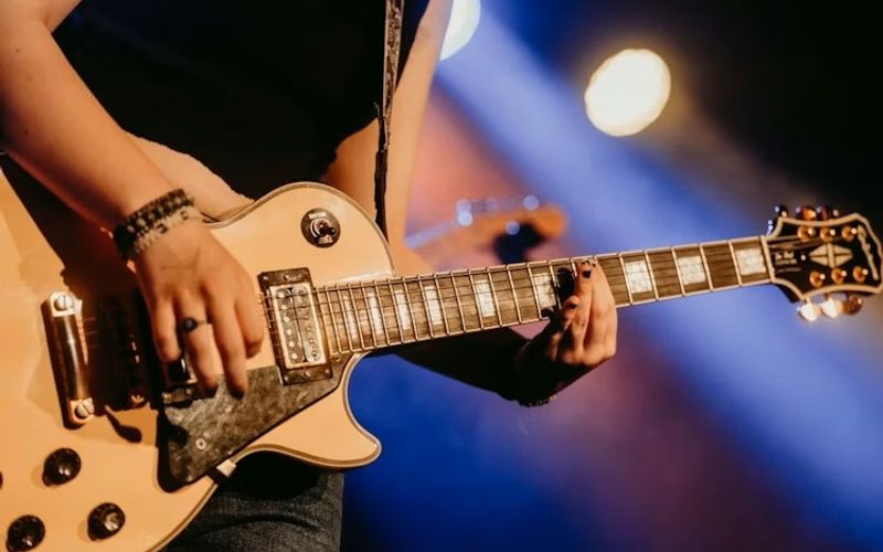 O Astro Bar recebe tr&ecirc;s atra&ccedil;&otilde;es locais neste s&aacute;bado (25), a partir das 17h, em uma noite dedicada ao pop rock/Foto: Freepik