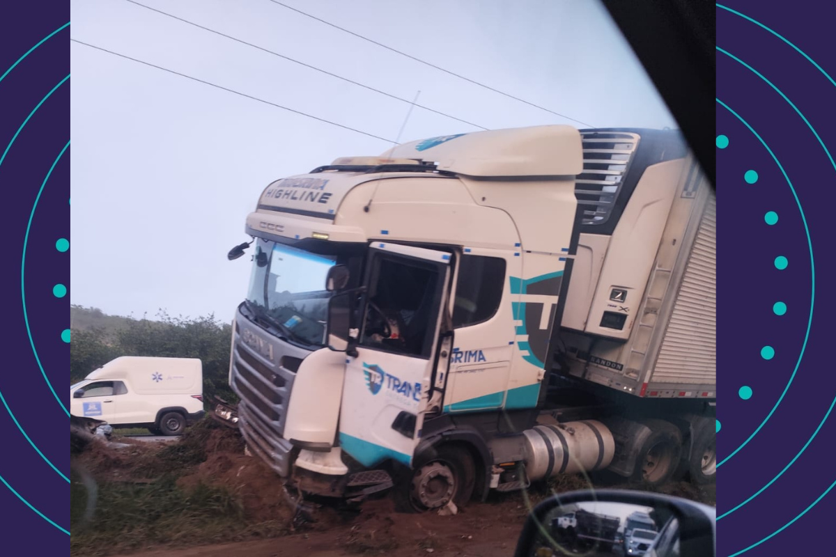 Acidente entre duas carretas causa interdi&ccedil;&atilde;o na BR-324, sentido Feira. Foto: Reprodu&ccedil;&atilde;o redes Sociais. 