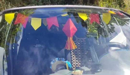 "Arraiá" sobre quatro rodas: passageira de app flagra carro temático de São João em Salvador, veja vídeo 