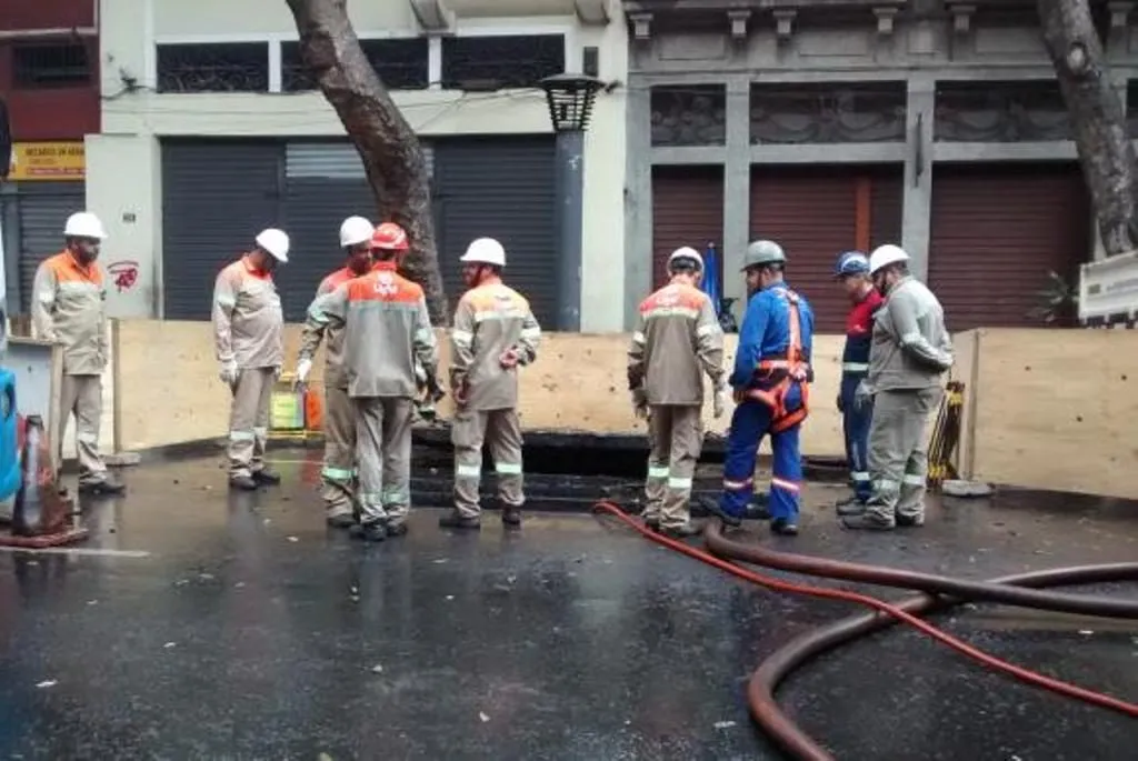 Explosão em caixa subterrânea deixa oito feridos no centro do Rio de Janeiro