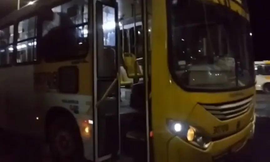 “De um ponto ‘pro’ outro”: passageiros relatam assalto a ônibus nesta sexta; vídeo