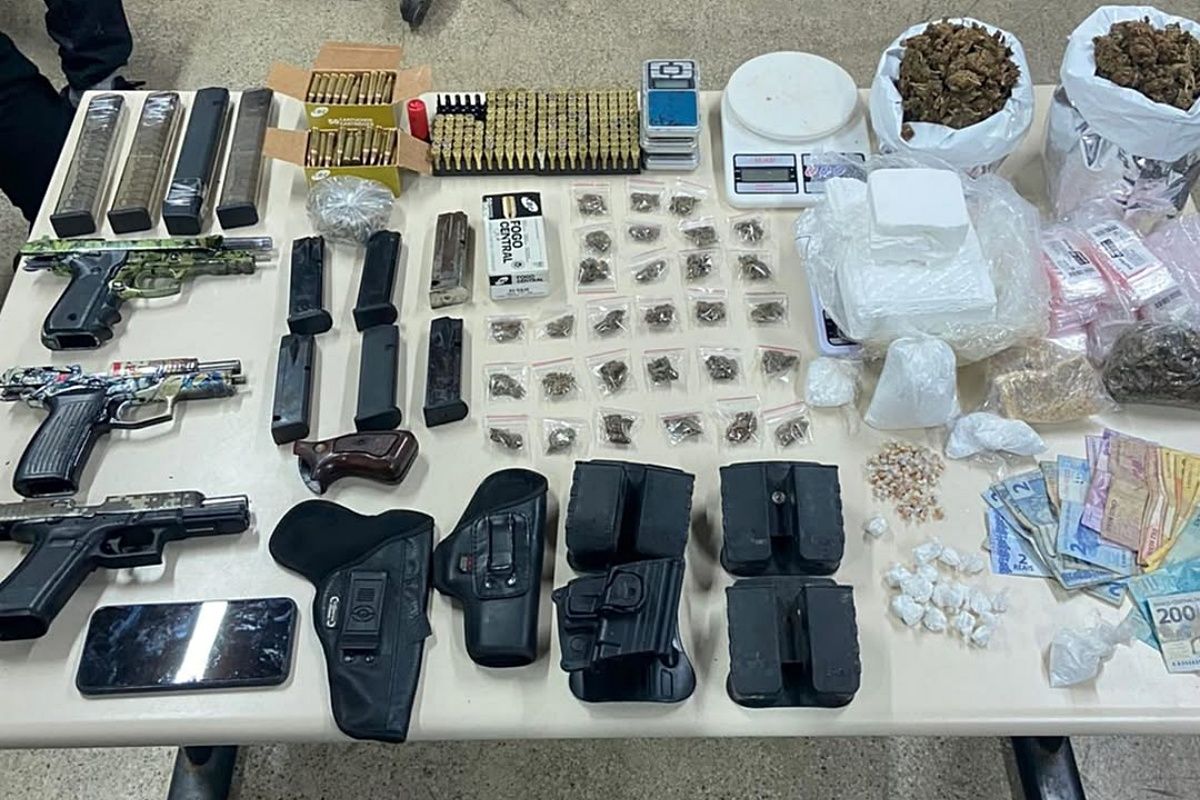 Pol&iacute;cia encontra armas, muni&ccedil;&otilde;es e drogas em casa usada pelo tr&aacute;fico na Bahia. Foto: PMBA