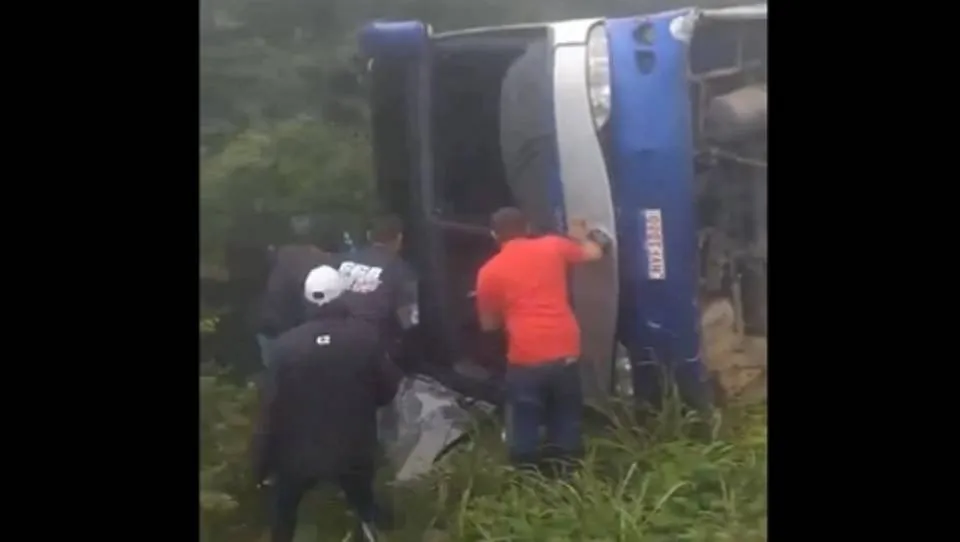 Ônibus tomba e 8 pessoas ficam feridas na BR-116, em Vitória da Conquista