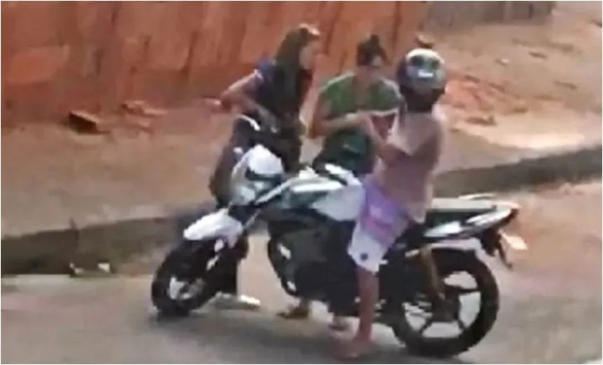 Sem outros pertences para roubar, assaltante ‘arranca’ aliança de vítima com a boca