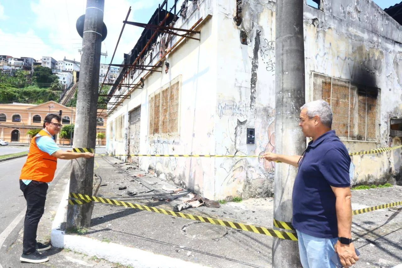 Casarão abandonado no Comércio pega fogo e é interditado pela Defesa Civil