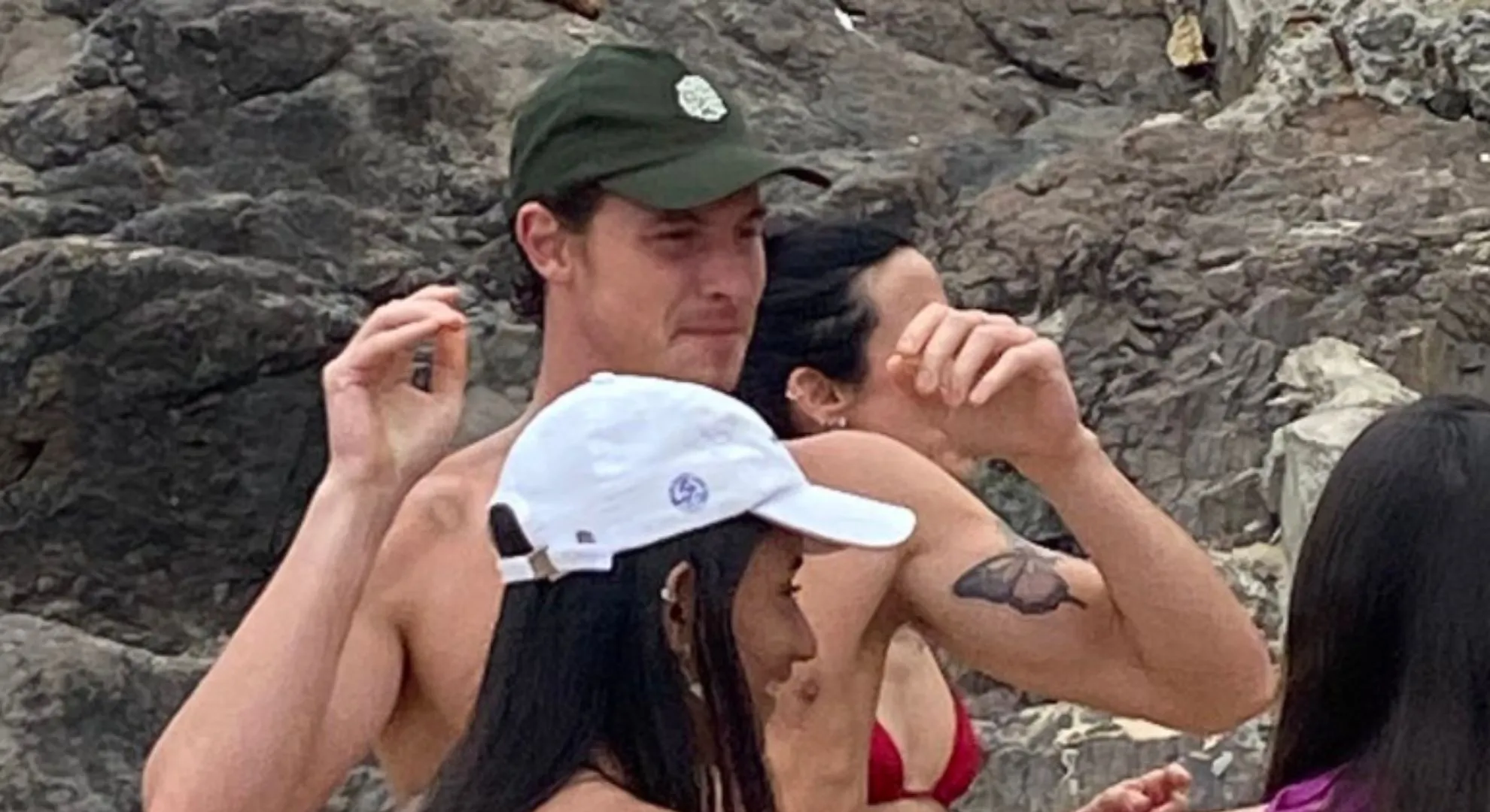 Após desembarcar em Salvador, Shawn Mendes curte dia no Porto da Barra