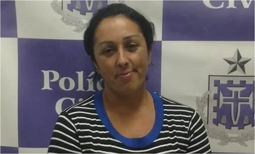 Mulher é presa suspeita de esconder carros roubados na garagem de casa em Feira