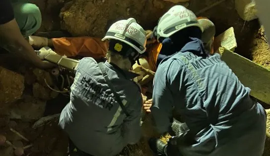 Bombeiros resgatam homem que caiu em buraco na Av. ACM, em Salvador