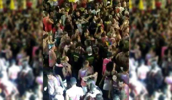 Vídeo: Timbalada interrompe bloco após foliões se mobilizarem para ajudar mulher desmaiada