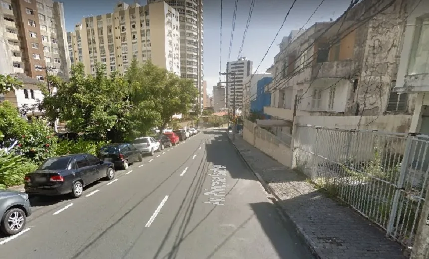 Prédio residencial é atingido por incêndio no bairro da Barra