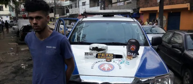 ENTRE BECOS: Homem tenta fugir da PM e é flagrado com maconha e cocaína em Salvador